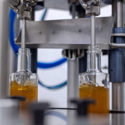 Füllung von Flüssigkeiten in Glasflaschen in einer fortschrittlichen Produktionslinie