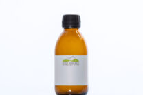 Braune Glasflasche mit schwarzem Verschluss und weißem Etikett für White-Label-Produkte