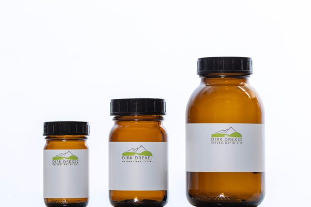 Drei braune Glasbehälter in verschiedenen Größen mit schwarzem Verschluss und individuellem Label