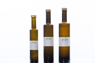 Drei braune Glasflaschen in verschiedenen Größen mit goldenem Verschluss und individuellem Label