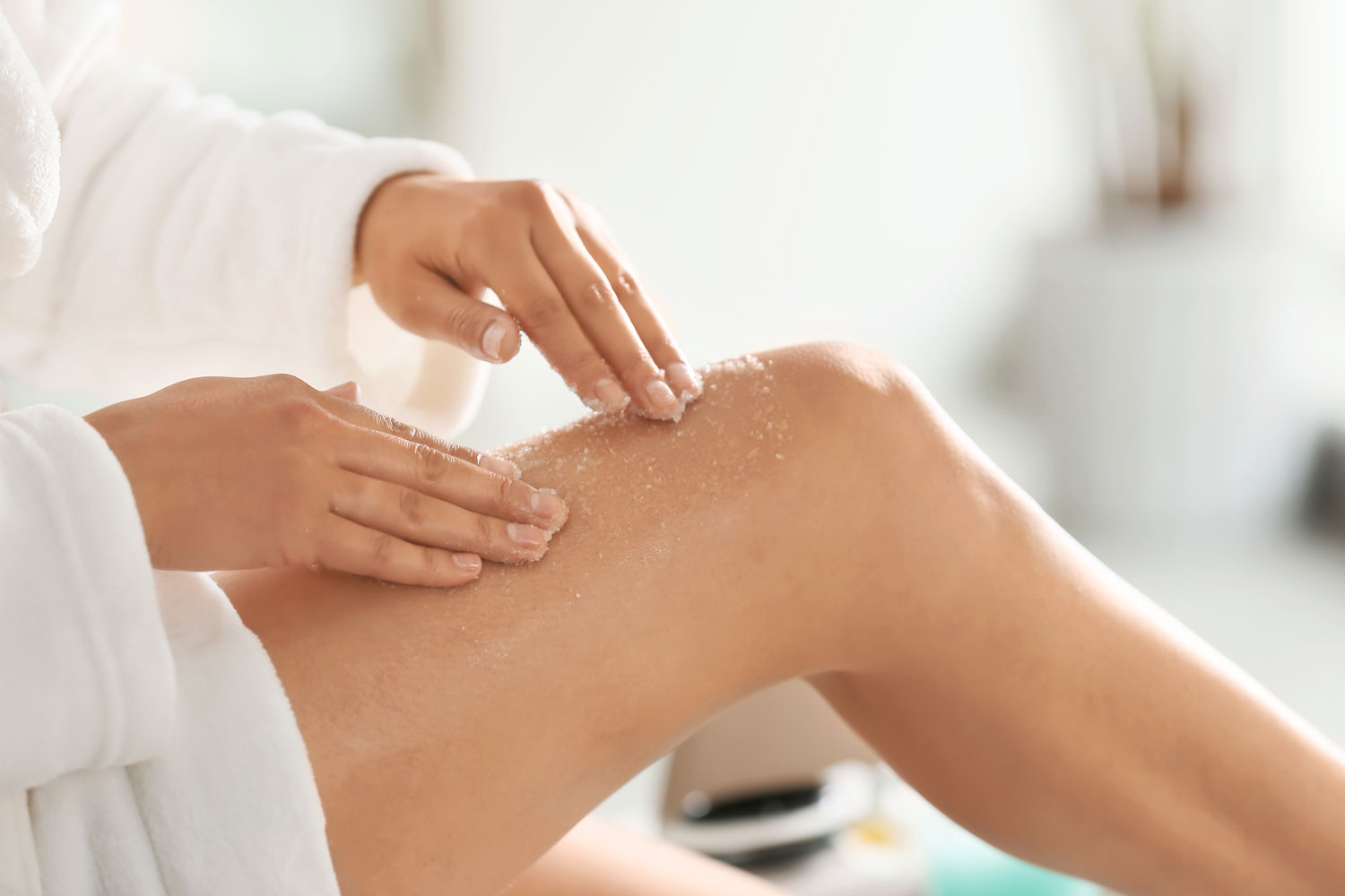 Pflegendes Naturkosmetik-Peeling für strahlende Haut -naturk-Bild-unten Anwendung von Naturkosmetik-Peeling auf der Haut