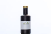 Mattschwarze Glasflasche mit goldenem Verschluss und individuellem Label