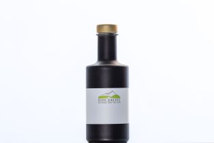 Mattschwarze Glasflasche mit goldenem Verschluss und individuellem Label